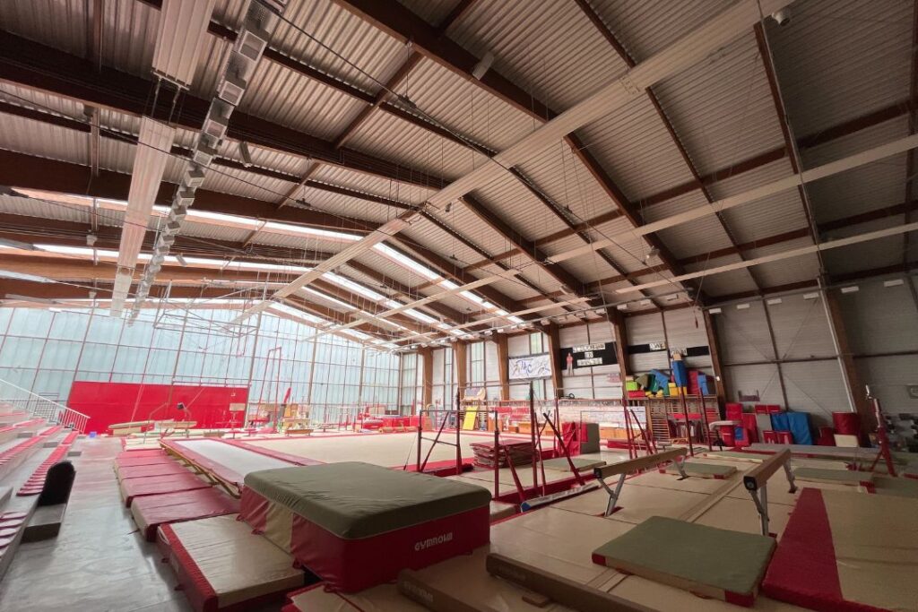 Le gymnase de Tremblay, un bâtiment cool roofé aux résultats probants.