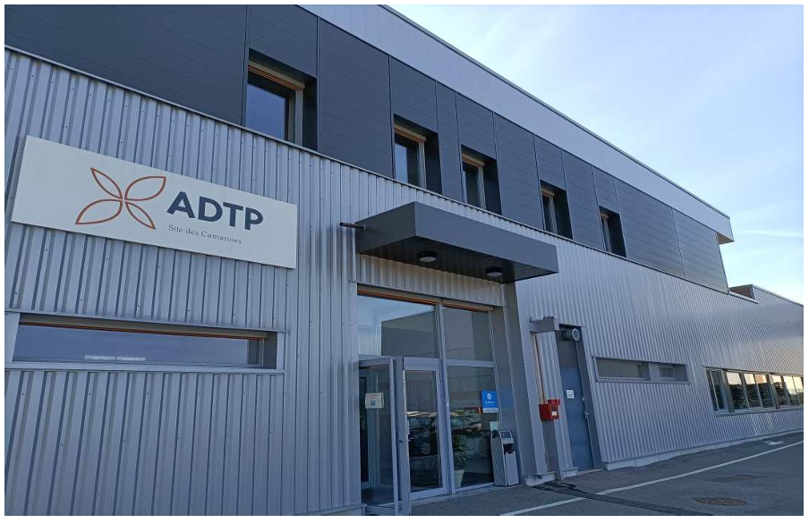 Étanchéité par membrane bitumineuse… : Le site d’ADTP à Annecy est souvent en proie à la surchauffe. Les travailleurs qui y opèrent sont en situation de précarité thermique, puisque la température intérieure de l’atelier avoisine 36°C en été.