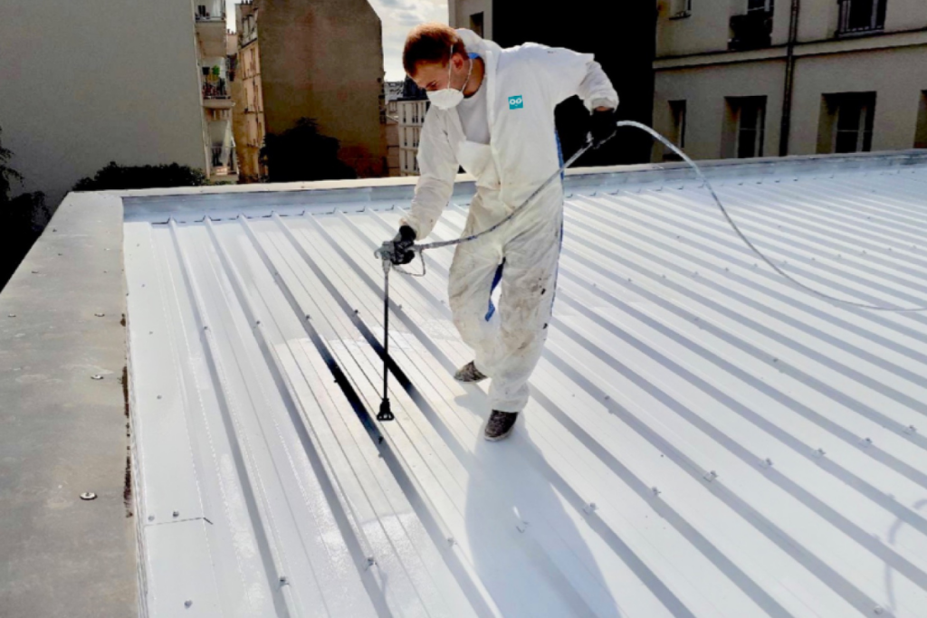 Installer un "cool roof" a de nombreux bénéfices : économiques, énergétiques, environnementaux, sociaux, réglementaires...