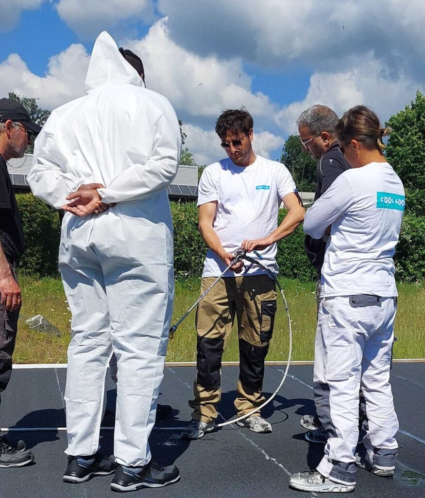 Le CoolRoof s'applique soit au pinceau soit au pulvérisateur Airless. Une fois l'atelier terminé, la Régie de Quartier pourra utiliser ces outils avec expertise sur ses chantiers.