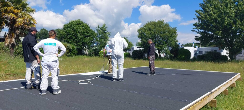 La Régie de Quartier de Tremblay-en-France au Faou : deux journées pour apprendre et s'autonomiser dans la pratique du cool roofing.