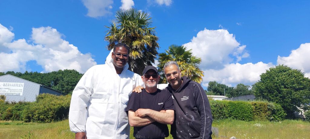 À la Cool Roof Academy, trois encadrants de la Régie de Quartier de Tremblay-en-France ont assisté à des ateliers théoriques et pratiques sur le cool roofing, une activité économique durable et viable pour les structures d'insertion par l'emploi comme la leur.