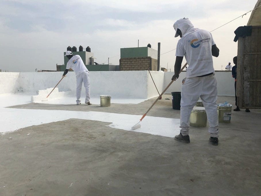 L'application de la solution thermo-réflective de Cool Roof sur les toitures de logements collectifs dans la ville de Dakar.