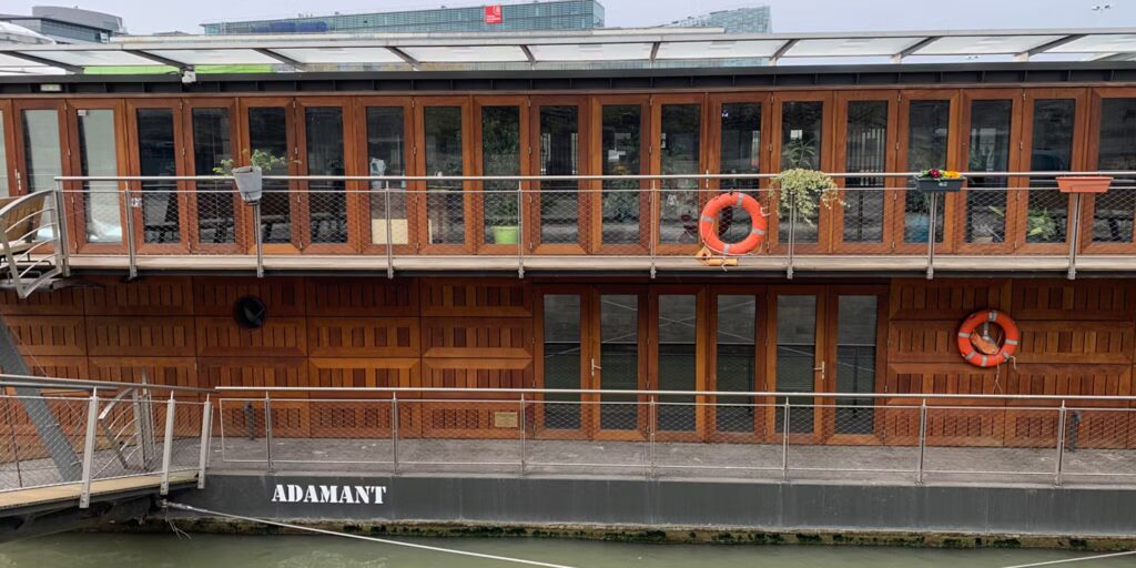 L’Adamant est une péniche reconvertie en centre de jour des Hôpitaux Paris Est Val-de-Marne qui accueille 30 à 40 patientes et patients par jour. Grâce à Cool Roof, leur confort thermique s'est considérablement amélioré.