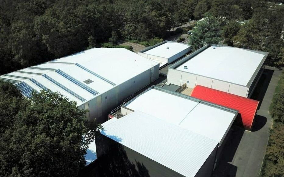 À Tremblay-en-France, Cool Roof a appliqué son revêtement thermo-réflectif sur les toitures des six bâtiments du gymnase Jean-Guimier, soit une surface de 3770 m².