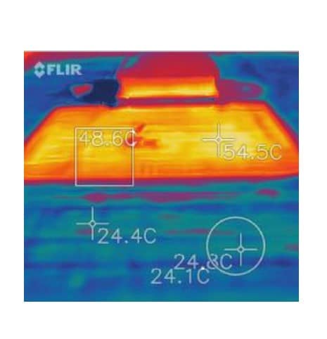 La caméra thermique utilisée par Cool Roof à l'hypermarché Casino de Valence démontrent l'efficacité du cool roofing : au fond, la surface de toiture non-peinte emmagasine la chaleur, et au devant, la surface de toiture peinte reflète le rayonnement solaire et préempte le stockage de la chaleur par le bâtiment.