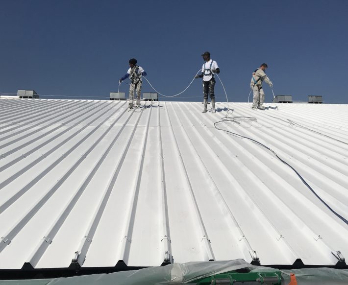 Les chantiers de Cool Roof sont un défi d'organisation et de coordination, géré d'une main de maître par Muriel Chevallier.